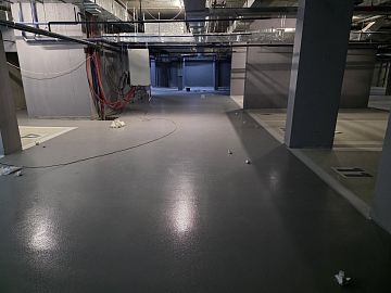 Нанесенные с помощью трафаретов разметка и цифры